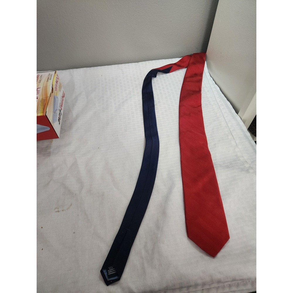 Roundtree & Yorke Slim Red Herringbone Silk Blend Necktie Mens Navy Tipping
